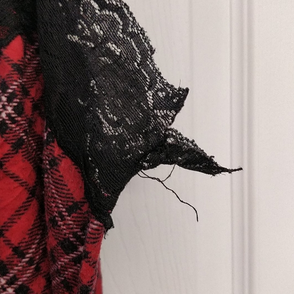 Red Plaid Flirty Black Lace Sleeveless Top - Picture 3 of 5